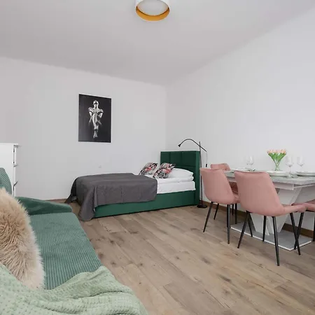 Functional With Balcony In Old Town By Renters شقة *