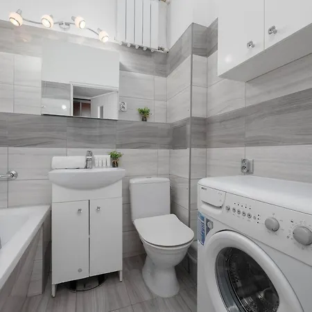 Functional With Balcony In Old Town By Renters * Varsóvia